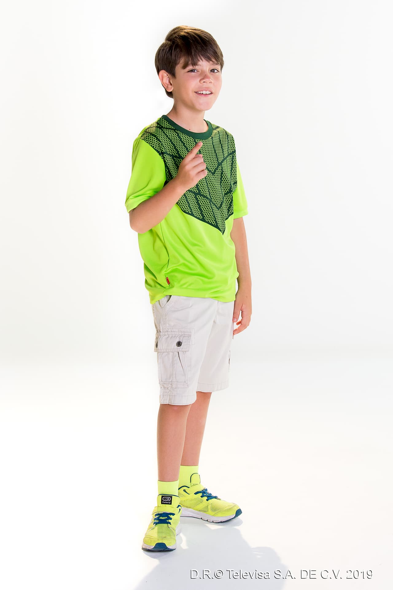 Alexander Tavizón, es Max, el hermano menor, pero el más travieso de Deyanira. Mantenerlo bajo control es una tarea imposible, siempre se mete en problemas y es el dolor de cabeza de la Nana Pilar.
<br>