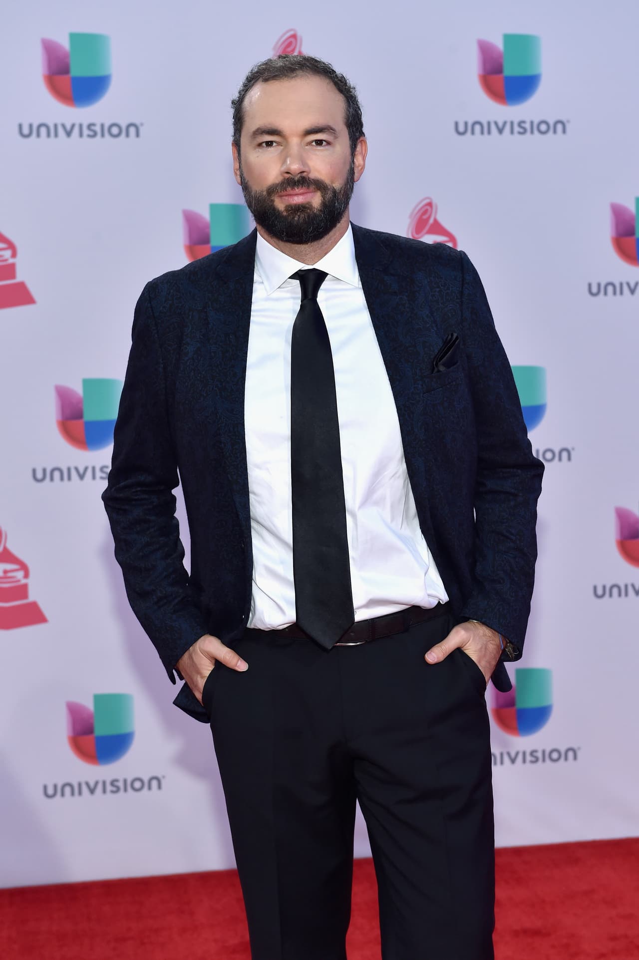 Santiago Cruz optó por una corbata negra.