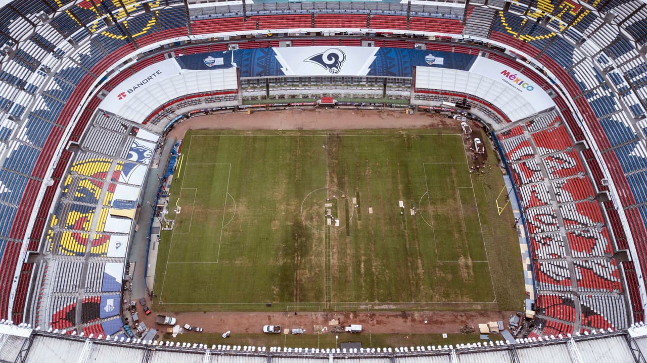 La deteriorada cancha del Estadio Azteca provocó que el juego de la NFL entre Chiefs y Rams se moviera a Los Ángeles.