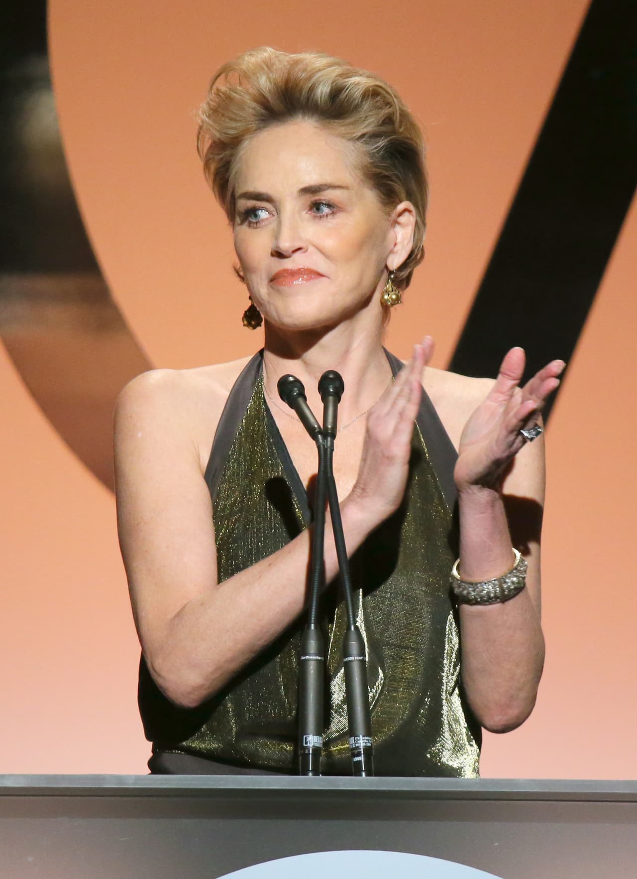 152 es el CI que la actriz y productora Sharon Stone tiene. Tiene una capacidad sin igual para empatizar con sus personajes y así prepararlos.