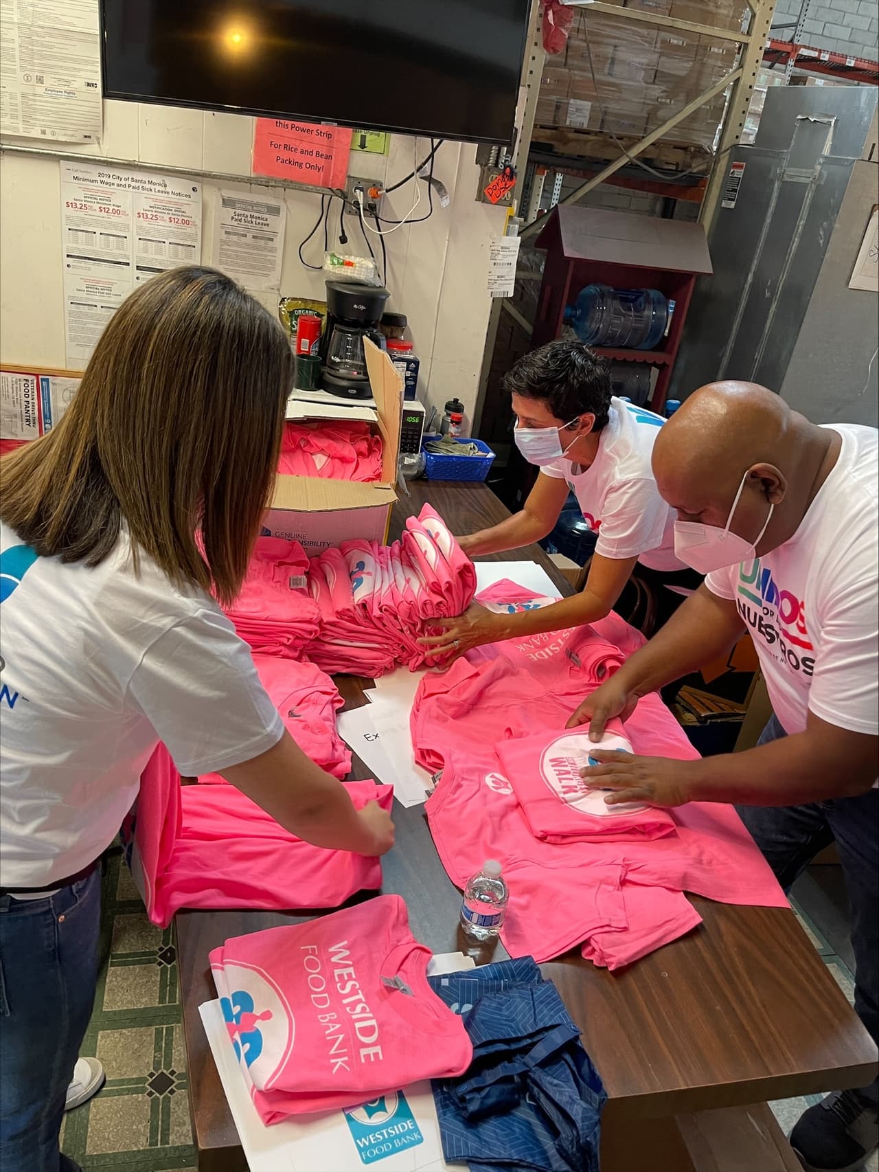Empleados de Univision 34 Los Angeles sirviendo a la comunidad el 14 de octubre durante el Dia de Servicio "Unidos Por Los Nuestros"