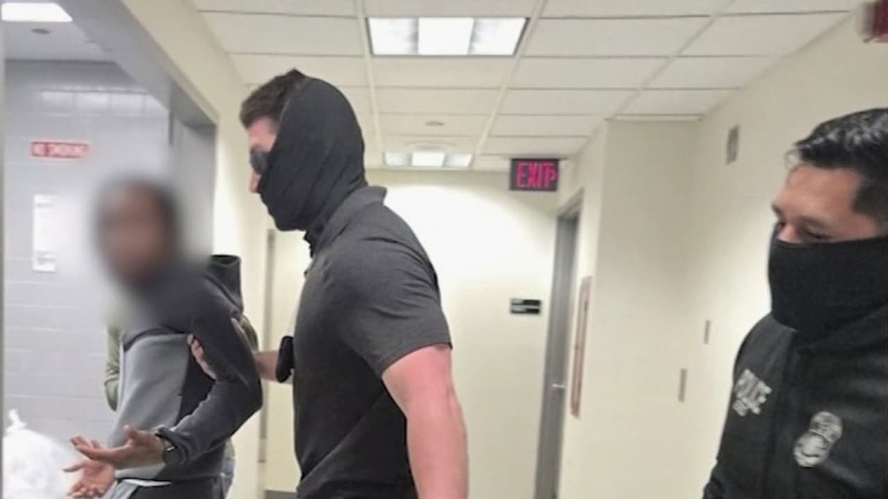 Agentes de ICE habrían arrestado a joven hondureño en tribunal de NY horas después de fallo que lo prohibía