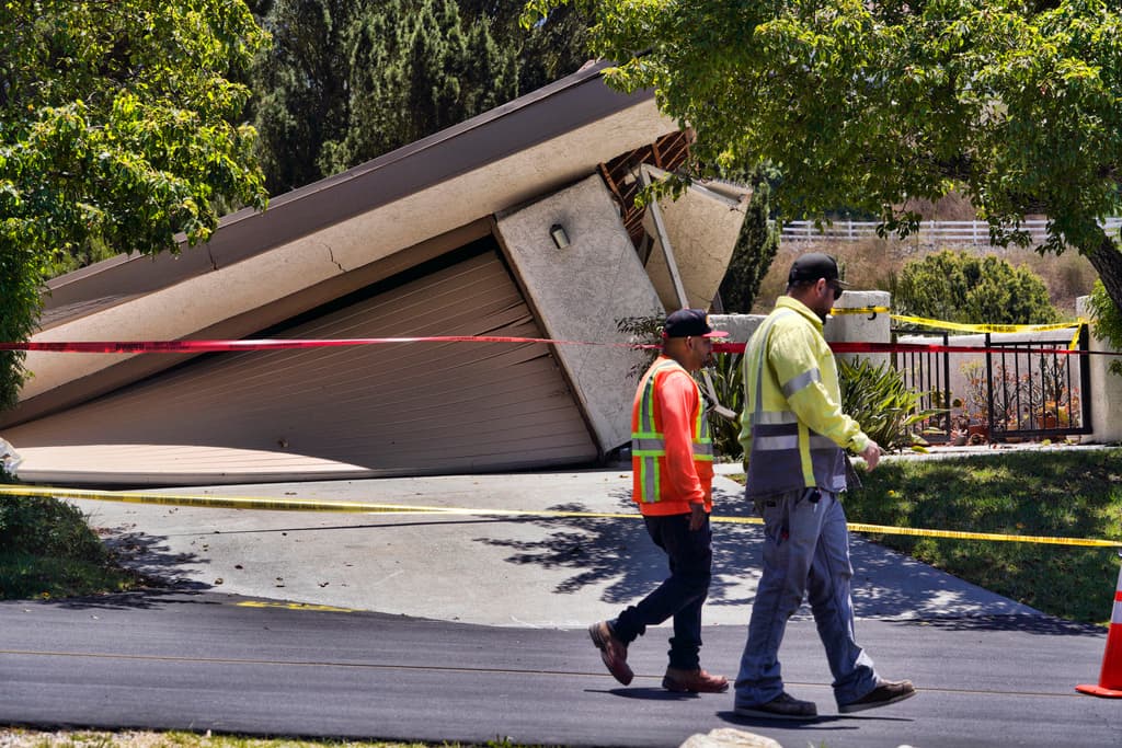 Ante la inestabilidad del terreno en Rolling Hills Estates los trabajadores del condado se respaldaron mutuamente, evitando estar solos y en riesgo.