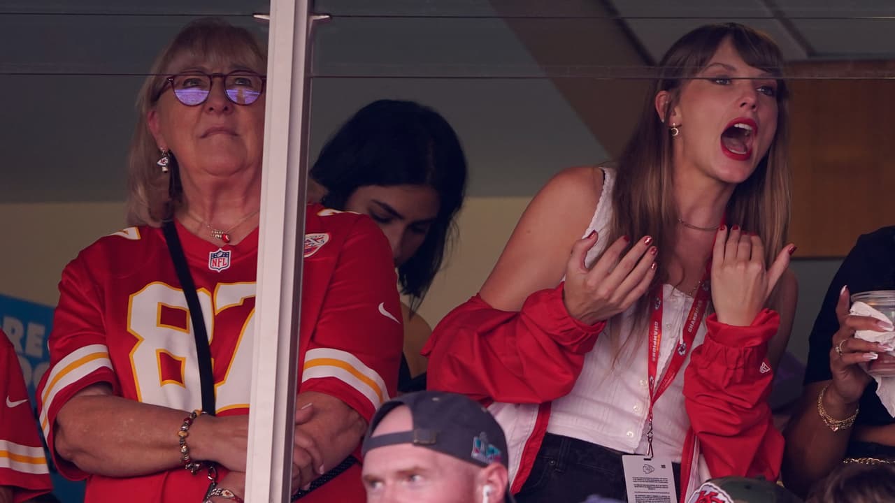 Taylor Swift observa a Travis Kelce desde un palco junto a la madre del jugador, Donna Kelce, dentro del estadio Arrowhead.