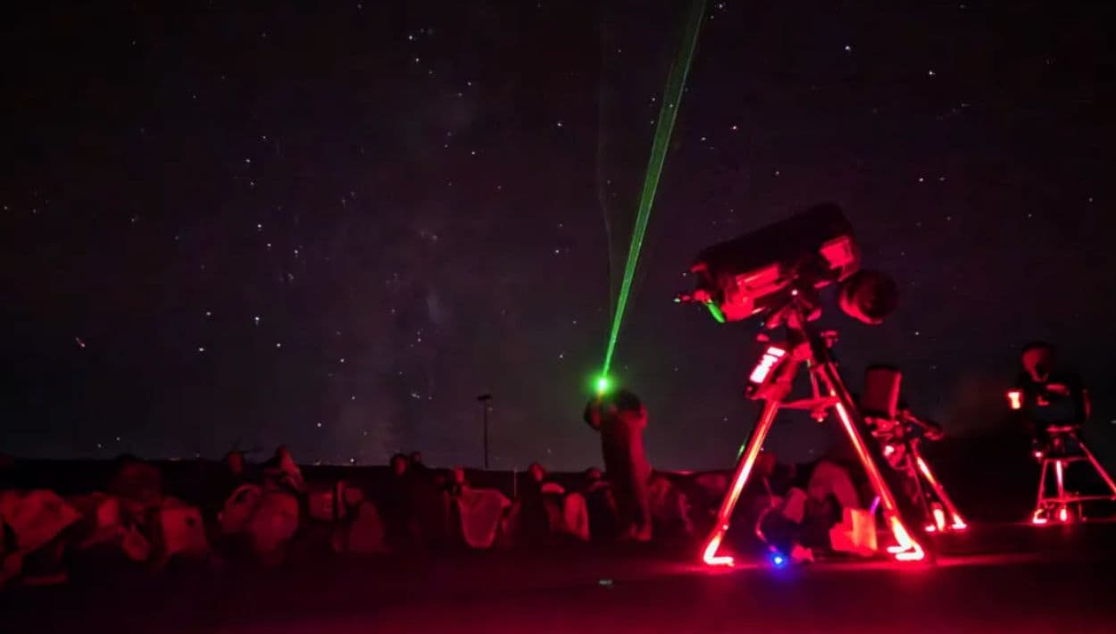 La experiencia incluye una sesión privada de observación de estrellas guiada por un astrónomo, bajo algunos de los cielos más oscuros del país