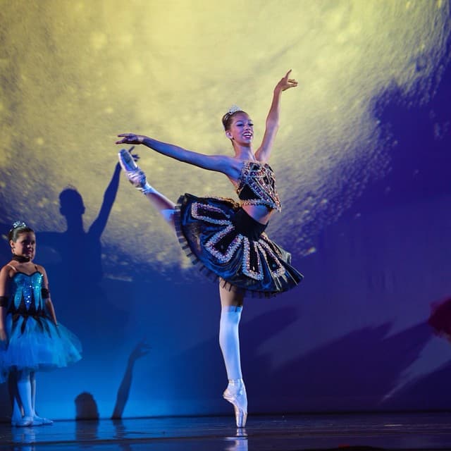 <a href="https://www.univision.com/shows/el-gordo-y-la-flaca/ademas-de-modelo-es-bailarina-la-hija-de-lili-estefan-llena-de-orgullo-a-su-madre-fotos">Lili, quien estudió ballet y fue bailarina profesional</a> en su natal Cuba antes de entrar a la televisión, inculcó en Lina el amor por la danza clásica.