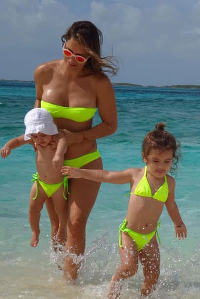 “Hoy hace un año nació mi reina REGINA…Y no podríamos festejarle en mejor lugar que este sitio mágico de Rosario, Argentina ¡con su gente linda y cálida!”.