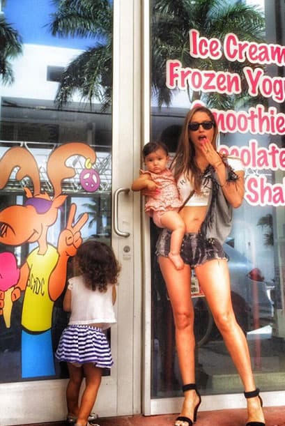 Lola Ponce se desvive por sus dos hijas y no pierde ninguna oportunidad para presumirlas.