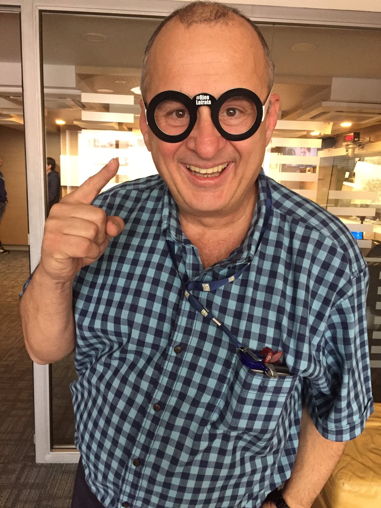 De acuerdo con el portal de 
<a href="https://www.eltiempo.com/cultura/muere-jota-mario-valencia-presentador-colombiano-371964" target="_blank">El Tiempo</a>, Valencia había llegado al hospital por un dolor de cabeza intenso, fuerte mareo y la percepción de no sentir el brazo, pero sin perder el conocimiento.