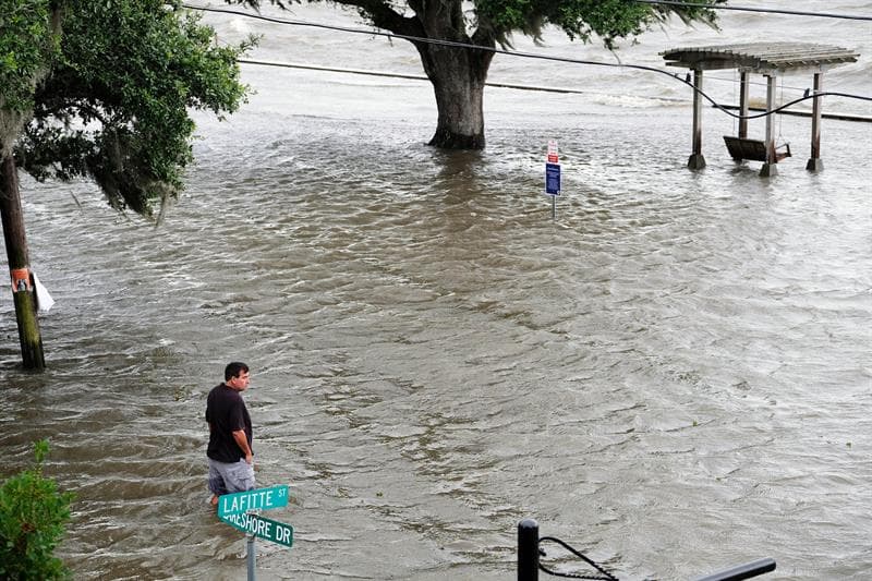 Pese al debilitamiento de Barry, el gobernador de Louisiana, John Bel Edwards, solicitó a la población permanecer en alerta y aseguró que ya se han presentado inundaciones debido a la lluvia, especialmente en las zonas costeras del Golfo de México: "Van a ser varios días largos en nuestro estado", aseguró.