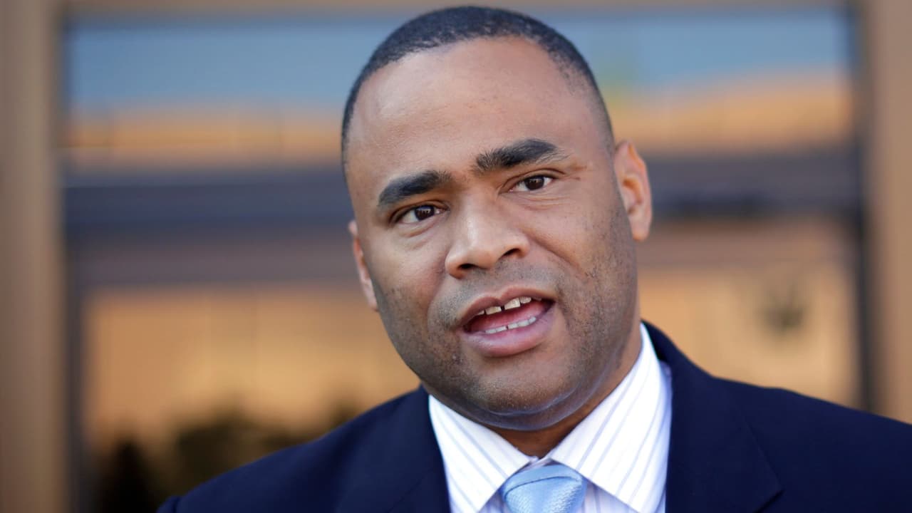 El congresista Marc Veasey escribió en sus redes sociales: “
<b>Nuestra nación no estaría donde está hoy sin la incansable labor del presidente Biden</b>. Merece un enorme reconocimiento por su servicio al pueblo estadounidense, y me he sentido increíblemente orgulloso de trabajar a su lado”.