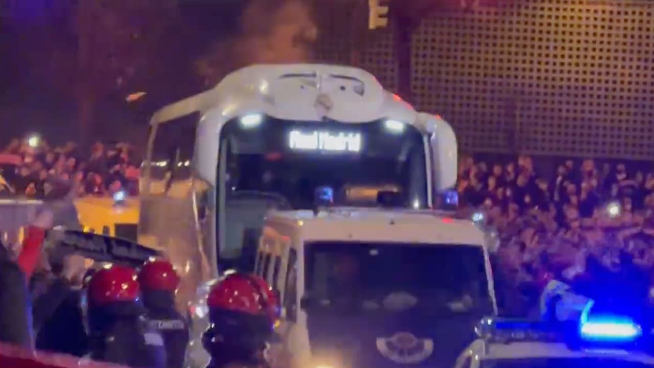 ¡Hostilidad total! Lanzan objetos al camión del Madrid en Bilbao