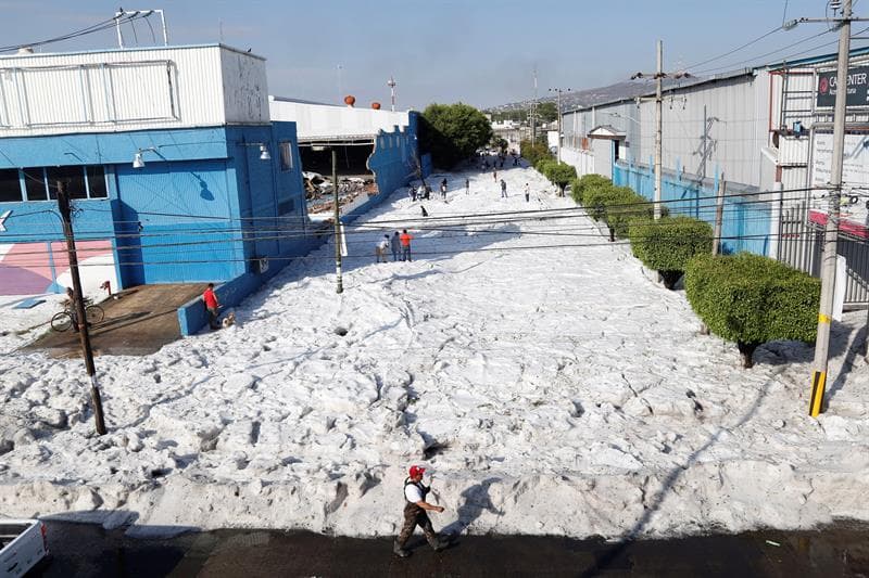 "Vean lo que pasó aquí en algunos puntos de la ciudad. Escenas que por lo menos yo jamás había visto en Guadalajara. Vean el granizoque parece una nevada y luego nos preguntamos si en verdad el cambio climático existe. Estos son fenómenos naturales que no habíamos visto y nos deben llamar la atención sobre esta agenda", dijo el gobernador en el video.