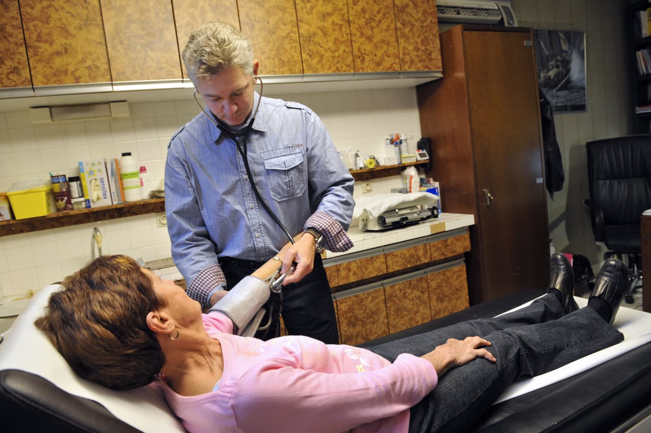 La decisión de si una paciente de cáncer de mama recibirá quimioterapia y/o bloqueadores hormonales se basa en muchos factores.