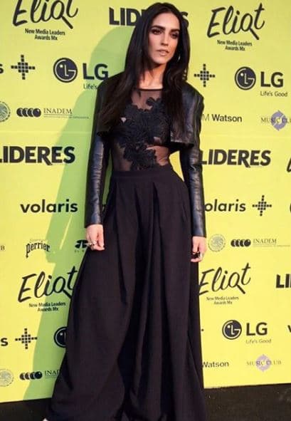 Unas semanas después repitió la prenda pero ahora en los Premios Eliot. En esta ocasión la histrión de 'Rosario Tijeras' complementó el vestuario con una chaqueta en piel negra.