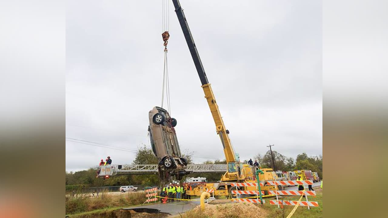 Los vehículos que cayeron al sumidero fueron extraídos con la ayuda de una inmensa grúa del Departamento de Bomberos de San Antonio.