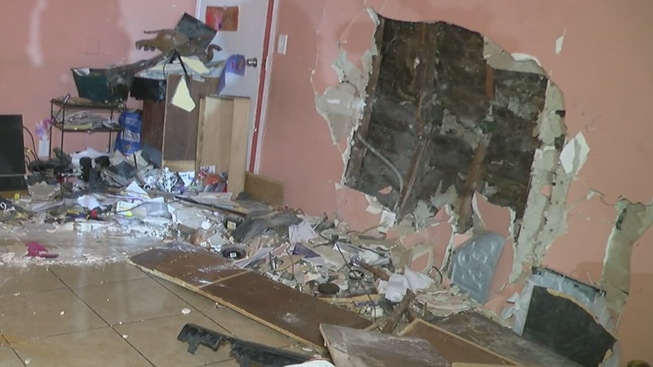 Muere un niño tras quedar aplastado por un auto que atravesó la pared de su casa