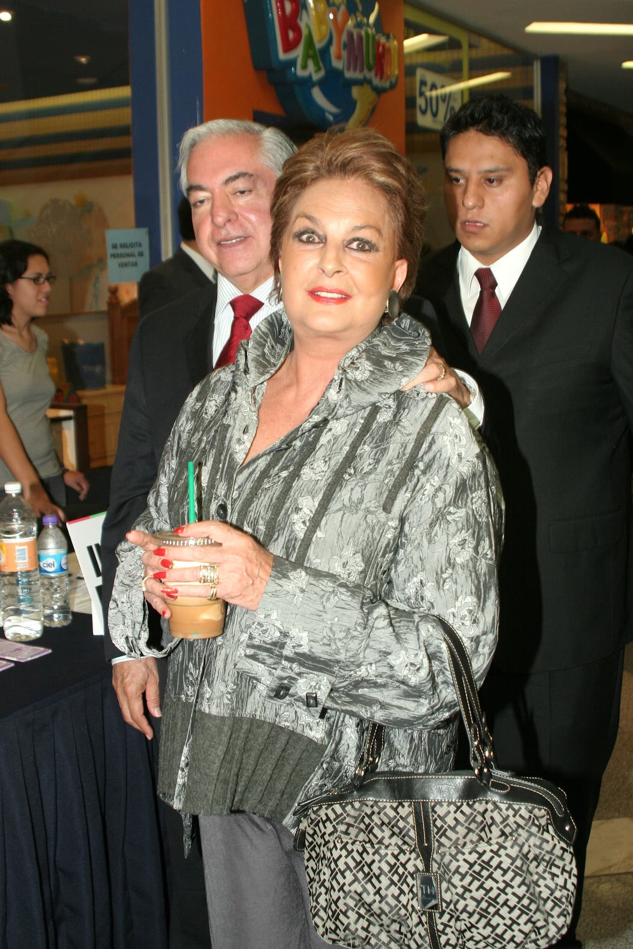 En la última edición de la Revista TVNotas se publicó una entrevista con Talina Fernández en donde ella supuestamente aseguraba que no había recibido "los lingotes de oro" de la periodista.