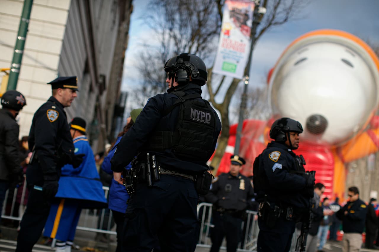 Policías vigilan el evento desde antes de su inicio.
