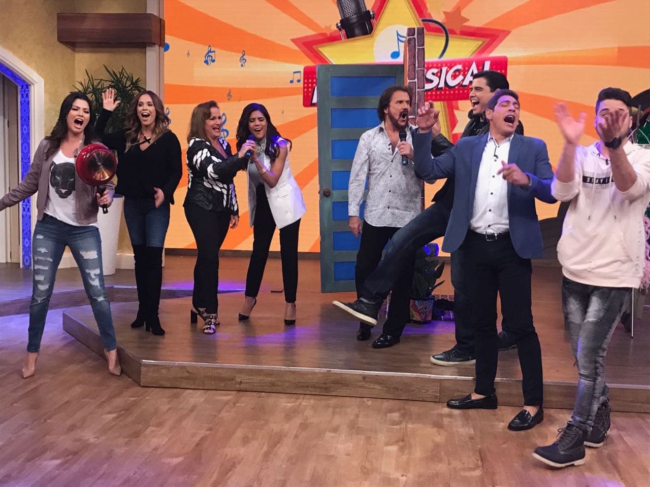 El coro de Despierta América los acompañó esta mañana.