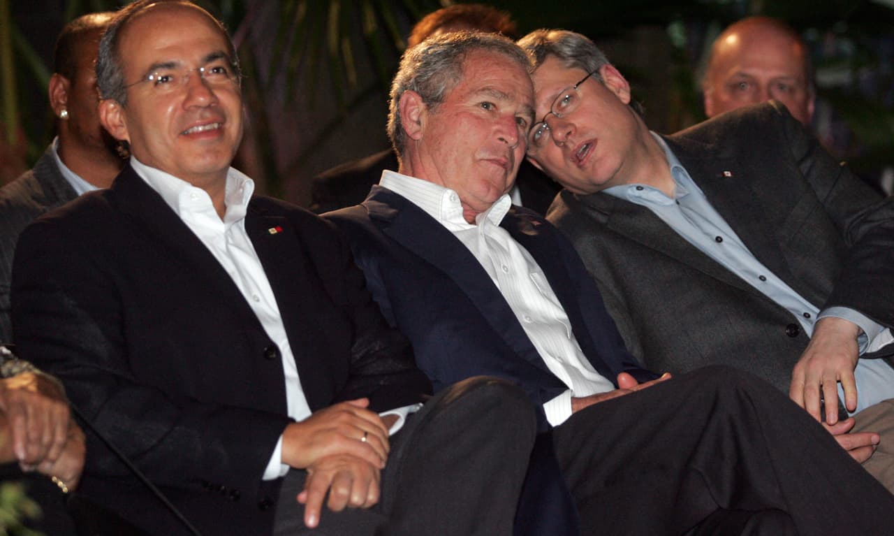 <b>Fin de la era Bush.</b> En 2008 la economía de Estados Unidos entraba en recesión y el tema del Tratado de Libre Comercio era parte de la campaña presidencial en EEUU. El entonces candidato por el partido demócrata, el senador Barack Obama, calificó NAFTA como “devastador” y “un gran error” para el medio ambiente y los trabajadores. La cuarta 
<b>Cumbre de Líderes de América del Norte, </b>la última de la era Bush, fue en
<b> </b>abril de 2008 en Nueva Orleans.