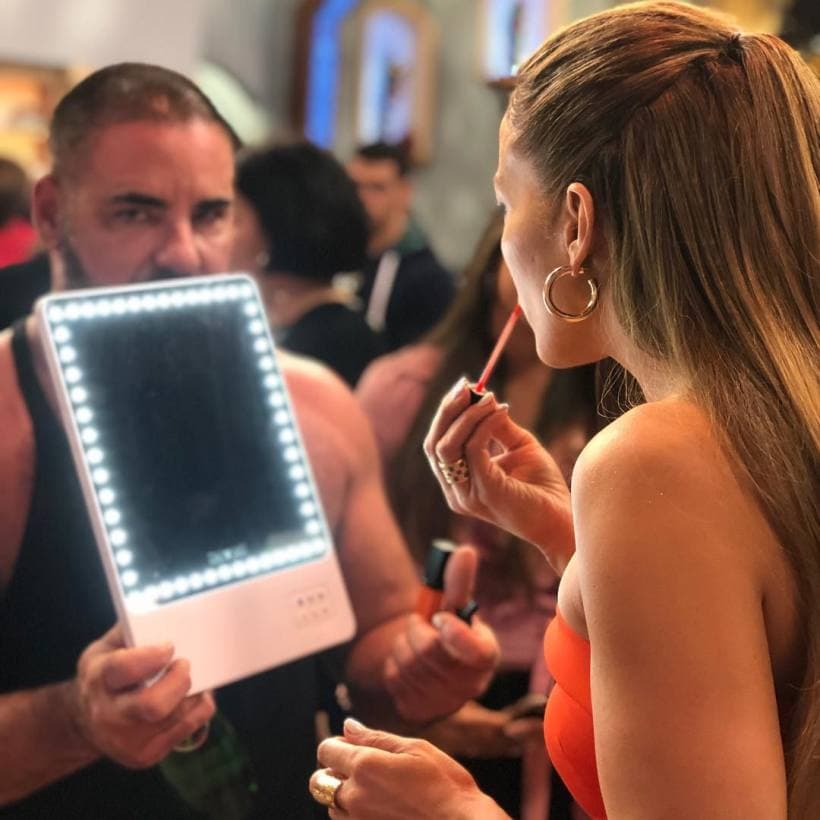 Entre los detalles del detrás de cámaras sobresalió que en unos cuantos segundos ella misma se retocaba el maquillaje durante los cortes comerciales.