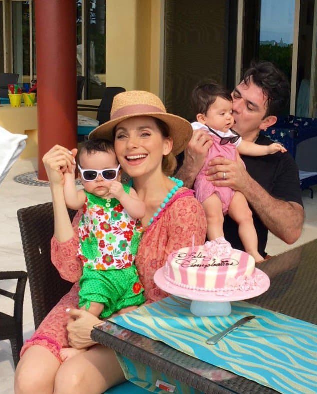 Elizabeth festejó la llegada de sus 39 años acompañada de sus mellizos y así lo compartió con sus seguidores en Twitter: "Gracias a Dios por este cumpleaños tan especial con mis dos hijos por primera vez, ¡qué mejor regalo que la familia".