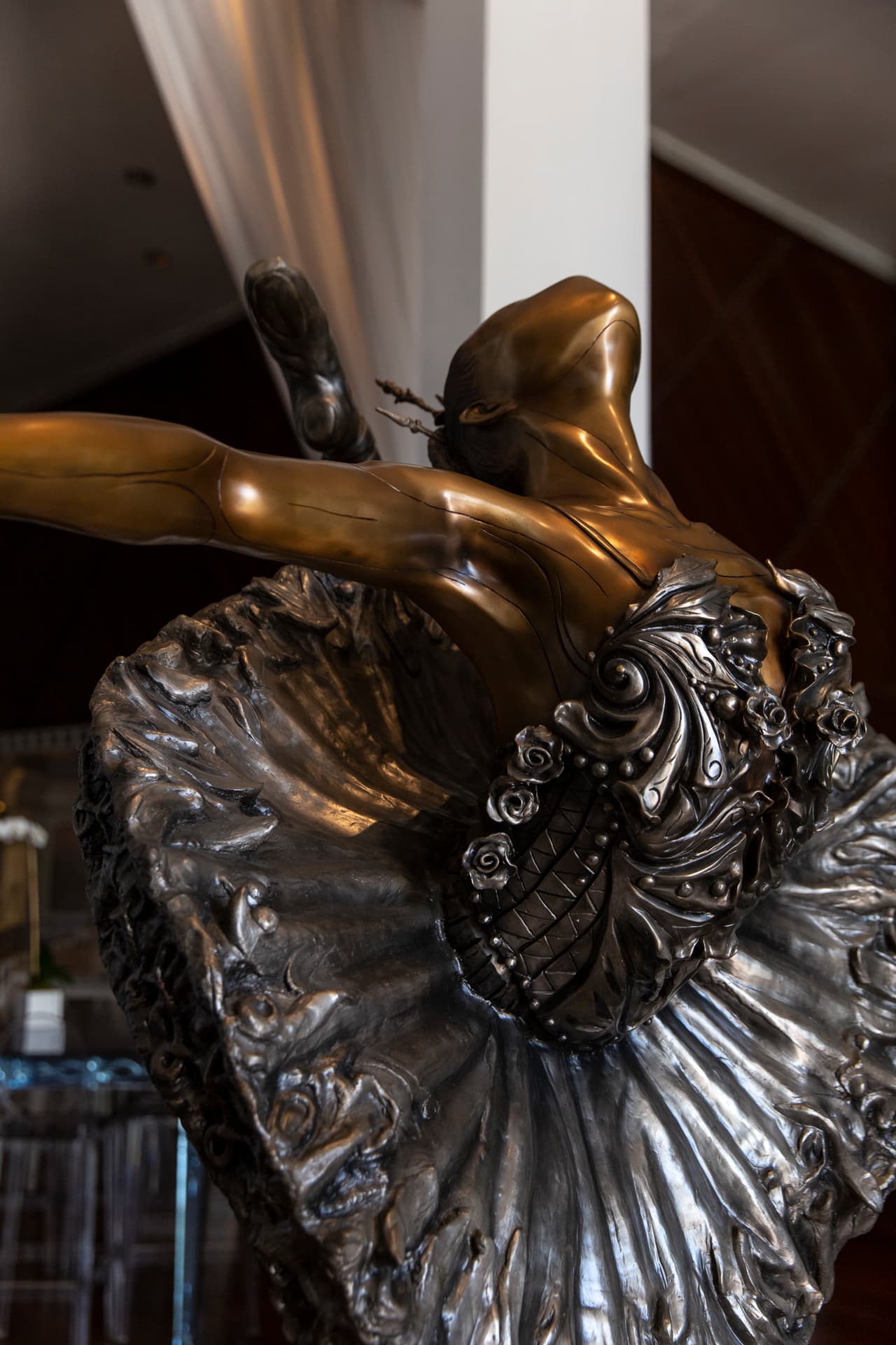 Una de las conocidas bailarinas de bronce de Alexander Mijares, engalana el pasillo principal del hotel Delano de la playa, el cual puede visitar aunque no se hospede ahí.