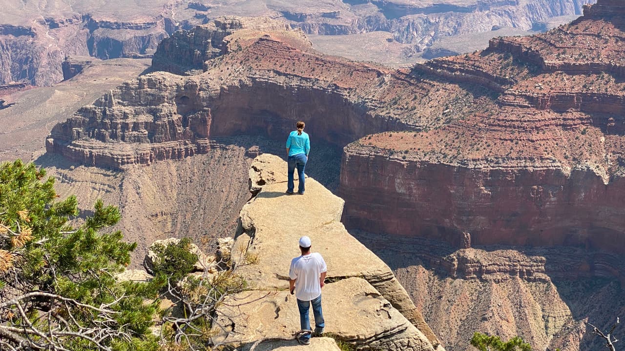 Turistas se toman fotos en el 
<b>Gran Cañón en el South Rim</b>, uno de los sitios más visitados en el estado por sus espectaculares vistas.