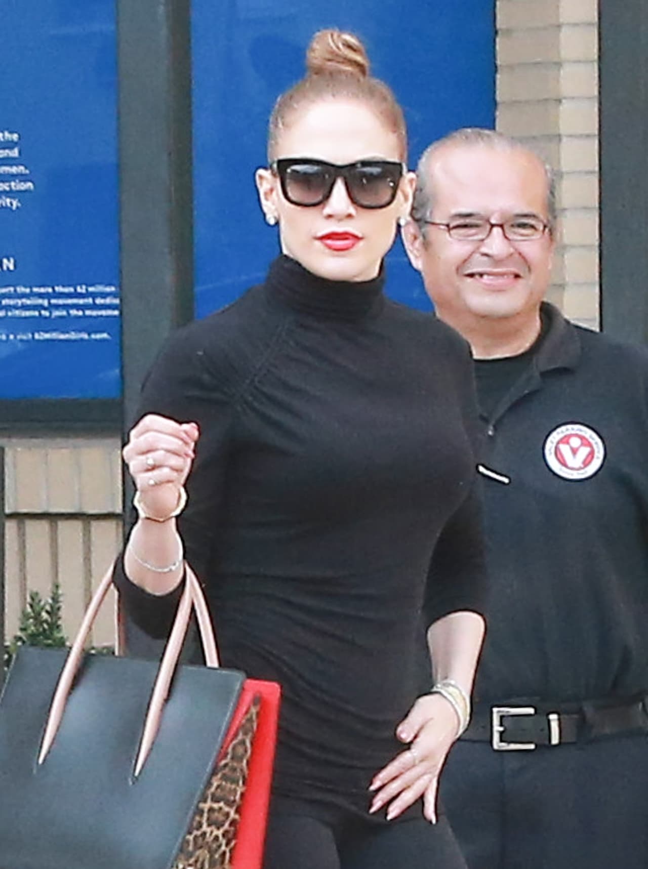 Empezamos el conteo de sus favoritos con este diseño oversized, que está súper de moda porque rebasa el tamaño del rostro.