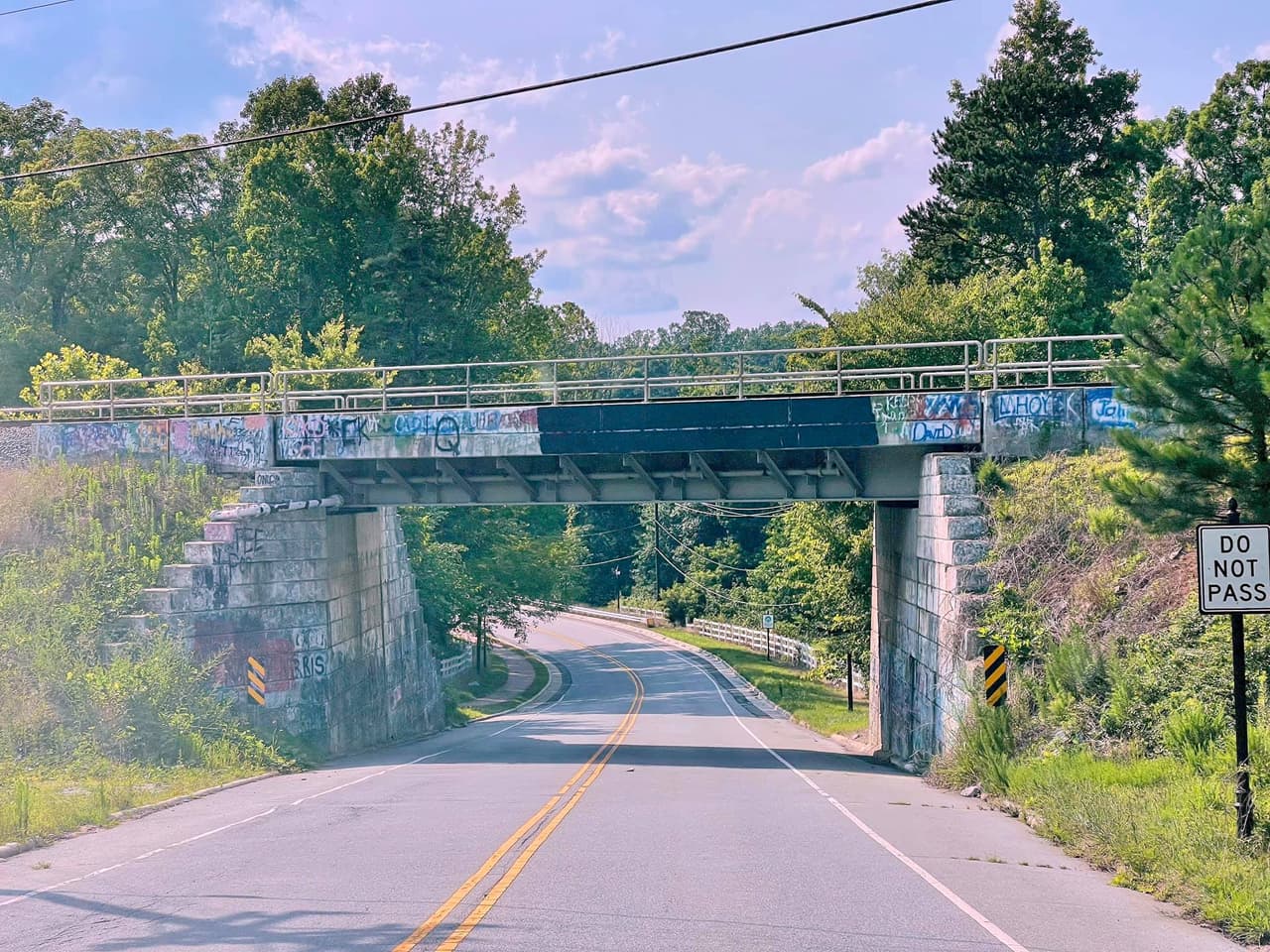 <b>Lydia’s Bridge (Jamestown)</b>
<br>
<b>Sitio web</b>: 
<a href="https://www.ncpedia.org/lydia-ghost-jamestown-bridge">https://www.ncpedia.org/lydia-ghost-jamestown-bridge</a> 
<br>
<b><a href="https://maps.app.goo.gl/3nZ3GuZ257vngCW8A">Cómo llegar</a> </b>
<br>
<br>Si estás conduciendo por Jamestown en una noche lluviosa o con niebla y ves a una mujer vestida de blanco, es posible que en realidad estés viendo el fantasma de Lydia. Visto por primera vez en 1924, un conductor que pasaba por la ciudad se detuvo para ayudarla, sólo para recibir una sorpresa cuando llegó a la dirección que ella le había proporcionado. Su pasajera desapareció cuando llegó a la casa, así que llamó a la puerta, solo para que su madre le informara que había muerto el año anterior en un accidente automovilístico en el mismo lugar donde él se había detenido a recogerla.