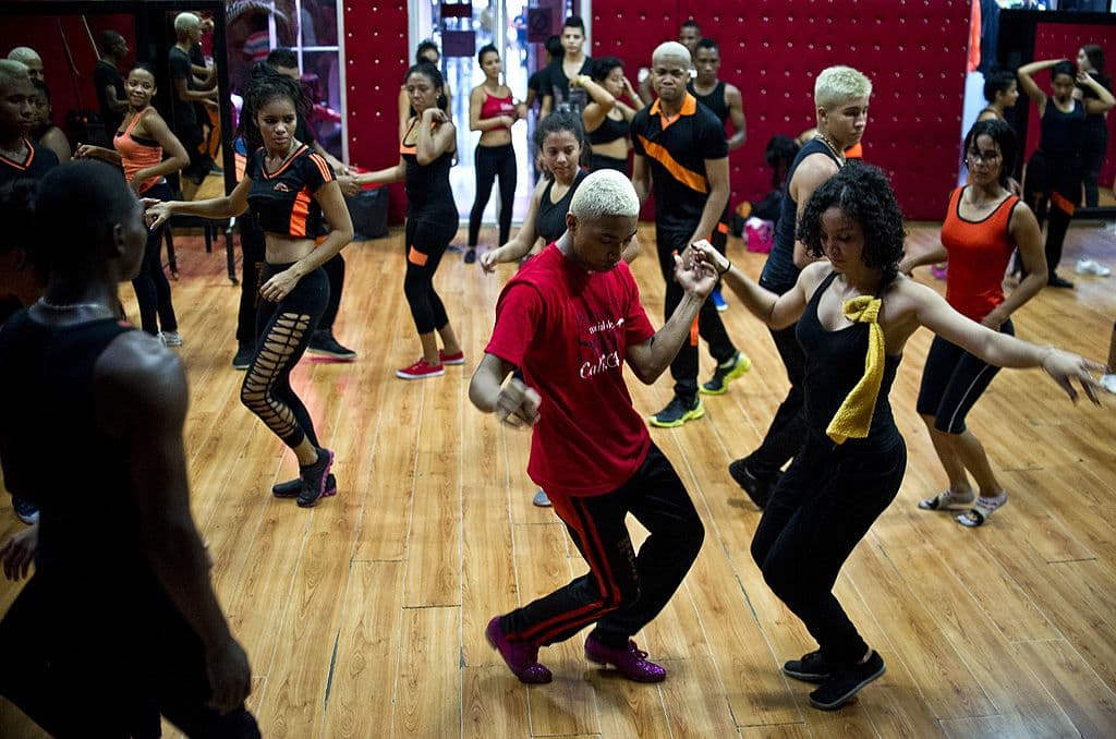 La salsa nació en los barrios de Nueva York hace más de sesenta años gracias a jóvenes músicos latinoamericanos que emigraron a esa ciudad.