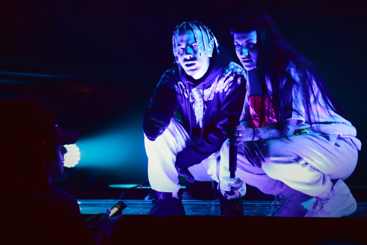 Con ella también se estará presentando el artista boricua Rauw Alejandro, famoso por su voz de tenor y sus increíbles bailes a lo Michael Jackson.