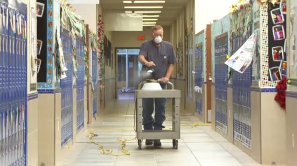 Distrito escolar en Texas suspende clases por brote de influenza