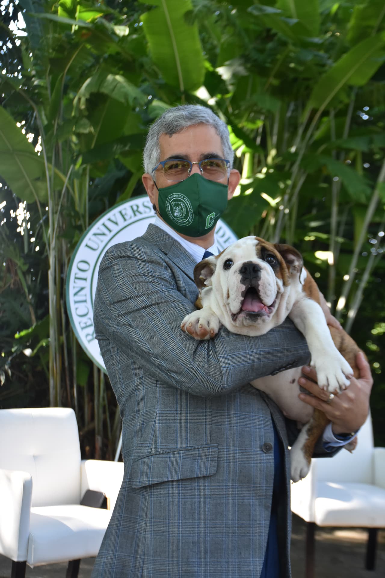 “Soy amante de las mascotas y cuando supe que ya estaba en manos colegiales, tuve que venir a verlo inmediatamente. Ciertamente, nos llena de mucha alegría y lo vemos como la promesa de que cuando esta situación vuelva a la normalidad, podamos regresar al campus, con nuestros estudiantes y realizar todas las actividades emblemáticas en las que participa también nuestra mascota institucional", dijo el rector del RUM Agustín Rullán.