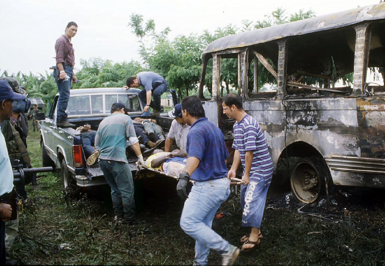 La tregua dura hasta finales de 1986 cuando 22 guerrilleros caen en un combate con el ejército en la región de Urabá. Las Farc responden con una violenta emboscada a una patrulla militar. Los combates continúan y en 1991 empieza un diálogo entre Farc y gobierno que fracasa en 1992. Entre 1996 y 1998, el grupo alcanza su mayor poder militar. En la foto de 1995, oficiales cargan a las víctimas de una masacre atribuida a las Farc, en Apartado.