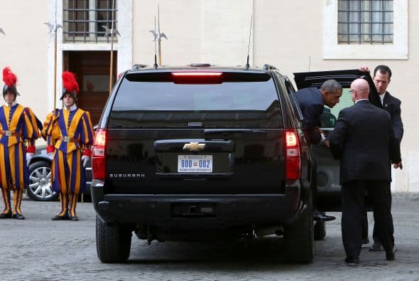 El presidente entró en el pequeño Estado a través del Arco de las Campanas, tras atravesar la plaza de San Pedro, y llegó en coche hasta el patio de San Damaso.