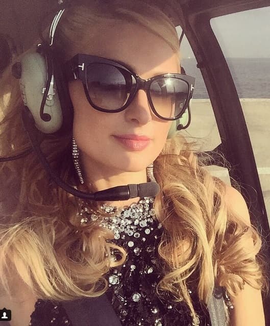 Y claro, para volar Paris se prepara y no se olvida de sus lindas gasfas de sol.