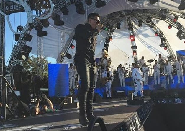 Regulo Caro subió al escenario y cantó sus famosos corridos.