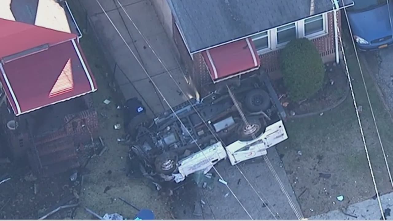 Adolescentes roban camión que termina chocando y estrellándose contra casa en Queens 