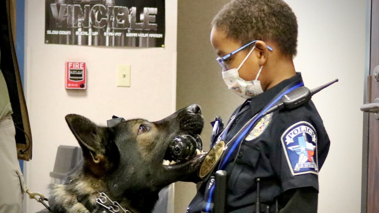 Compartió con uno de los oficiales caninos del Departamento de Policía de Webster.