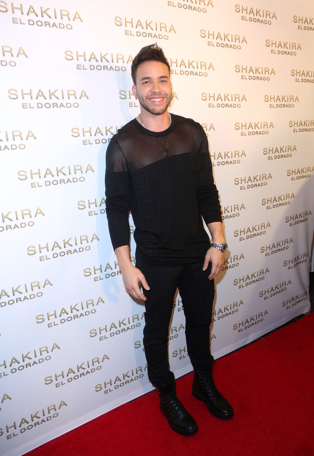 El cantante, compositor y productor musical, será uno de los encargados de llevarte todos los pormenores de la gran fiesta del verano, junto a 
<b><a href="https://www.univision.com/shows/premios-juventud/cuatro-conductores-premios-juventud-2022">Clarissa Molina, Danna Paola y Eduin Caz</a></b>.