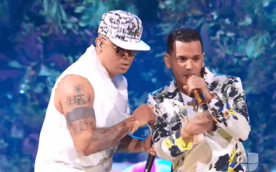 Tito 'El Bambino' se encargó del coro "yo no necesito vacaciones, ni dolores de cabeza".
