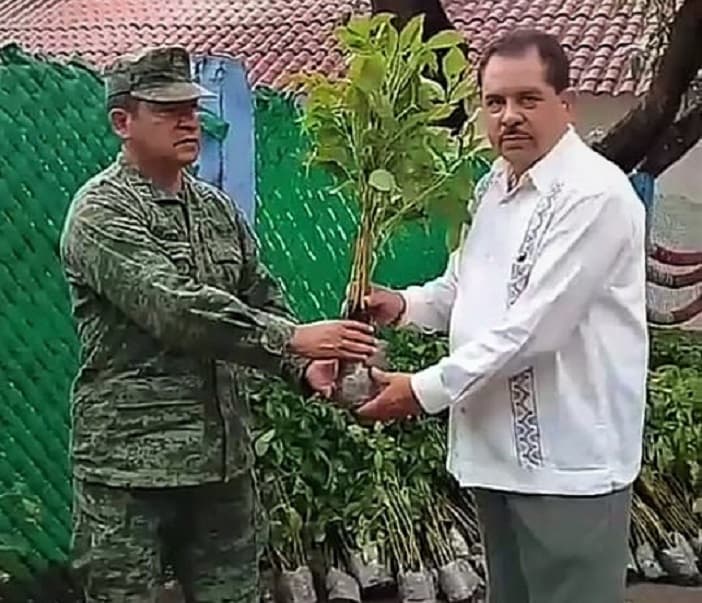 El coronel Alejandro de Jesús Orozco Contreras (izquierda) está a cargo del 34 Batallón de Infantería de la Sedena.