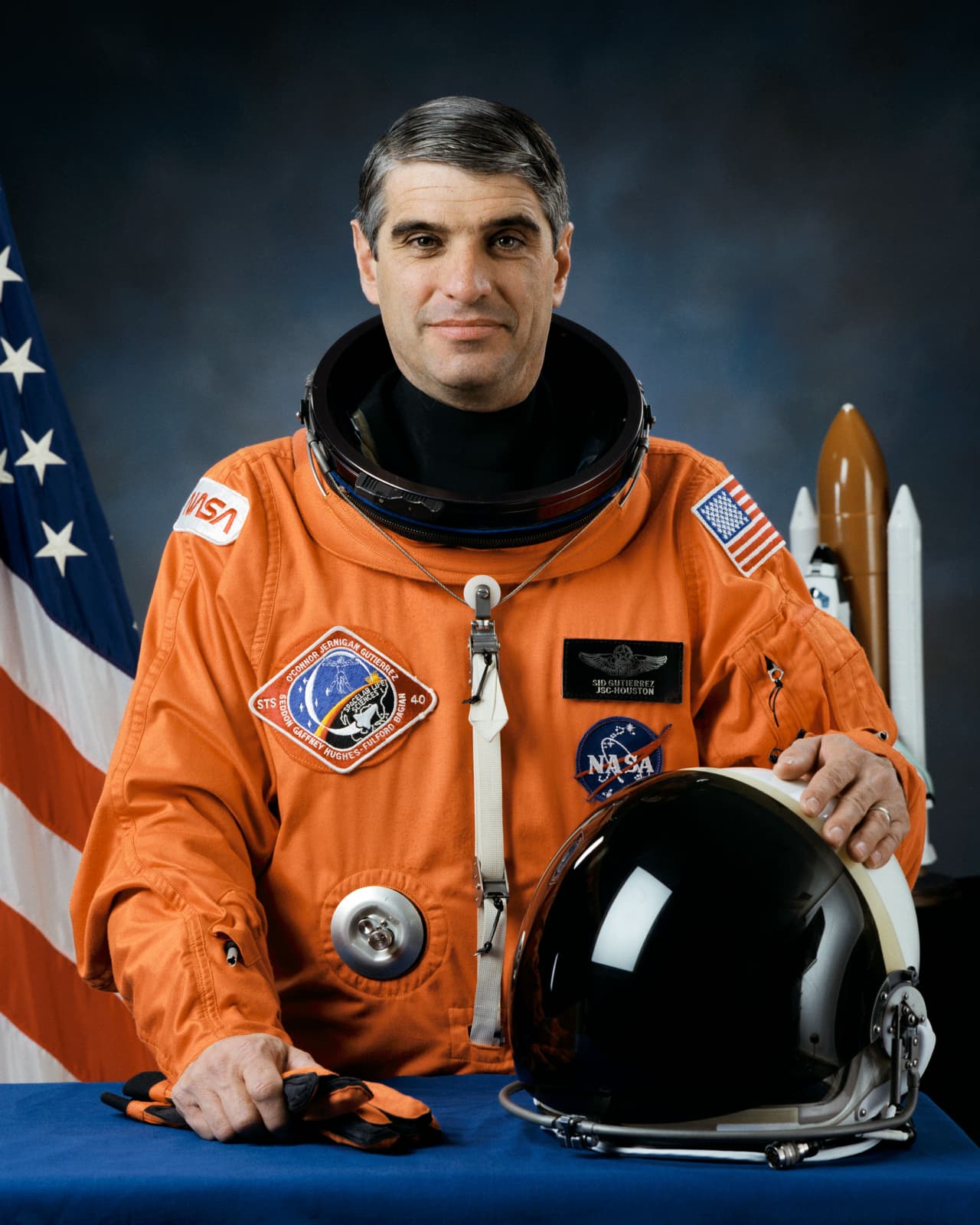 Sidney M. Gutierrez nació en 1951 en Albuquerque, New Mexico, de ascendencia mexicana . La NASA lo seleccionó como astronauta en 1984. Voló dos misiones espaciales. Sirvió como piloto a bordo del STS-40 en 1991 y fue comandante del STS-59 en 1994.