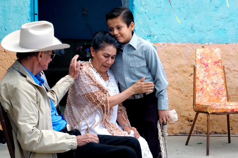 Mario Almada dio vida al padrino del pequeño Carlitos, quien con tal de reencontrarse con su mamá que trabaja como indocumentada en Estados Unidos cruza la frontera enfrentándose a muchos desafíos.