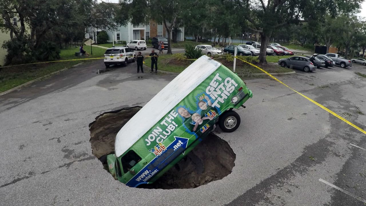 El huracán Irma provocó escenas como esta,
<b> un socavón formado por la combinación de fuertes lluvias</b> y vientos. El conductor de esta furgoneta tuvo que romper la ventana para salvar su vida.