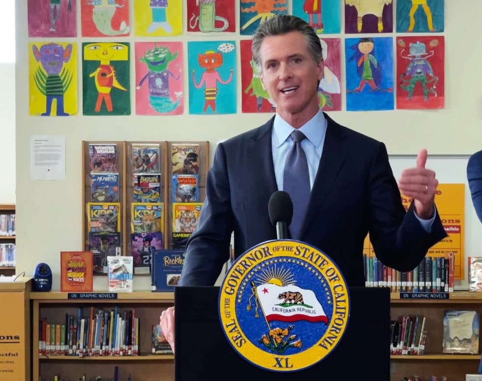 Gobernador de California anuncia medida que exige la vacuna contra el coronavirus a estudiantes elegibles