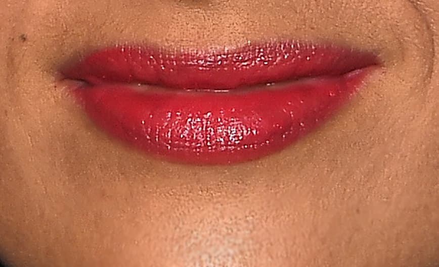 Estos labios rojos también son encantadores, ella es una actriz de cine de fama internacional.