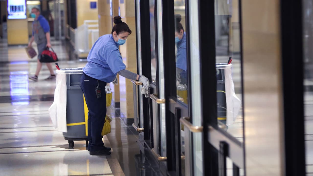 Malos olores y estaciones con poca limpieza, e
<b>stas son las condiciones vistas en la línea azul, autobuses de la CTA y</b> 
<b>la estación de Metra en Jefferson Park, según residentes del área.</b>